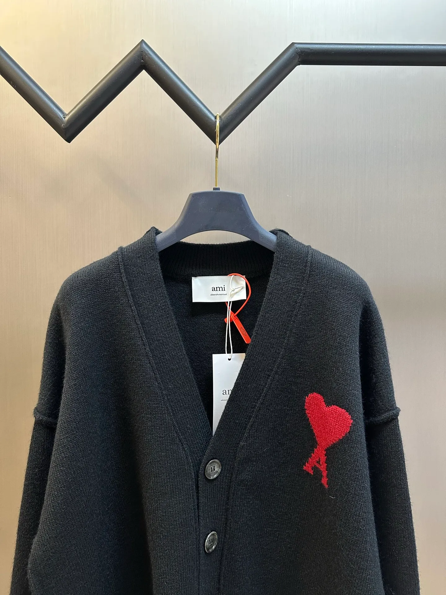 Ami Love Heart Jacquard Cardigan Sweater is custom-woven in luxurious and soft merino wool, with a cinnabar-red heart on the chest, making it highly recognizable. With its unique cardigan silhouette and exquisite button design, it interprets the elegance and casualness of French fashion. It is made of jacquard tissue imported from Germany, and the arrangement and interweaving of yarns are precisely controlled. It is carefully interwoven on the loom and decorated with Ami love jacquard art patterns, making the fabric more vivid and three-dimensional. The garment washing water is softened and deodorized using professional washing equipment and specific detergents to deeply clean and deodorize the clothes, improving the feel and appearance of the clothes size: s m l xl